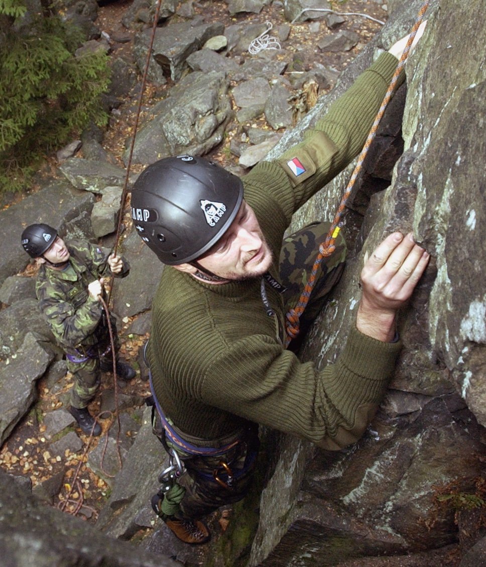 2003. Desetibojař Tomáš Dvořák při lezení ve skalách.