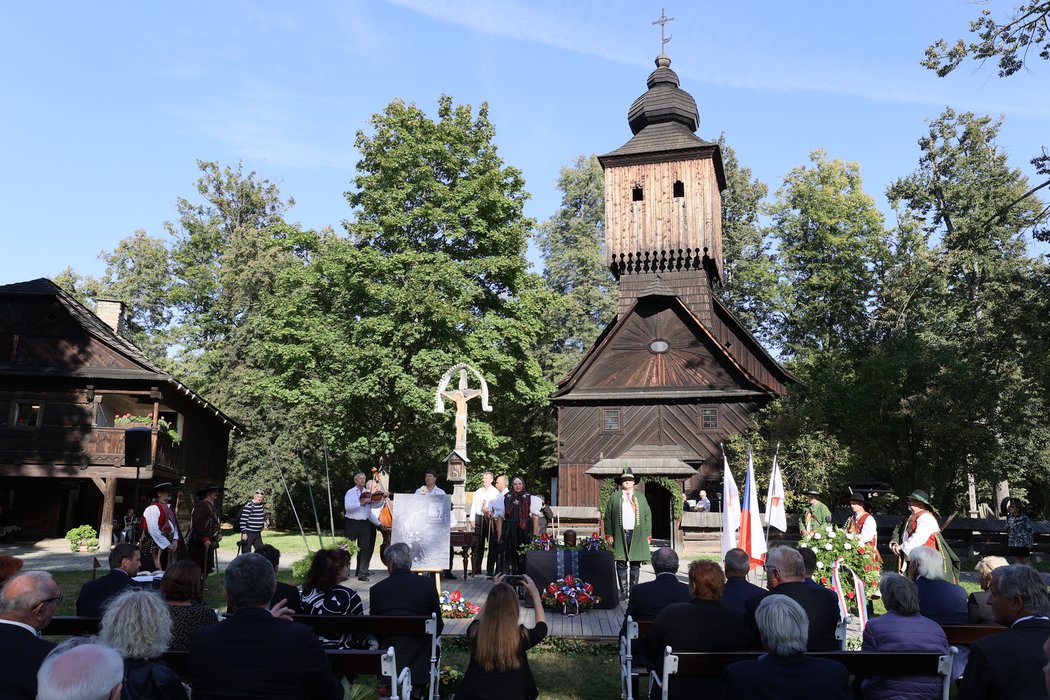 Urna s popelem Dany Zátopkové byla uložena na takzvaném Valašském Slavíně ve Valašském muzeu v přírodě