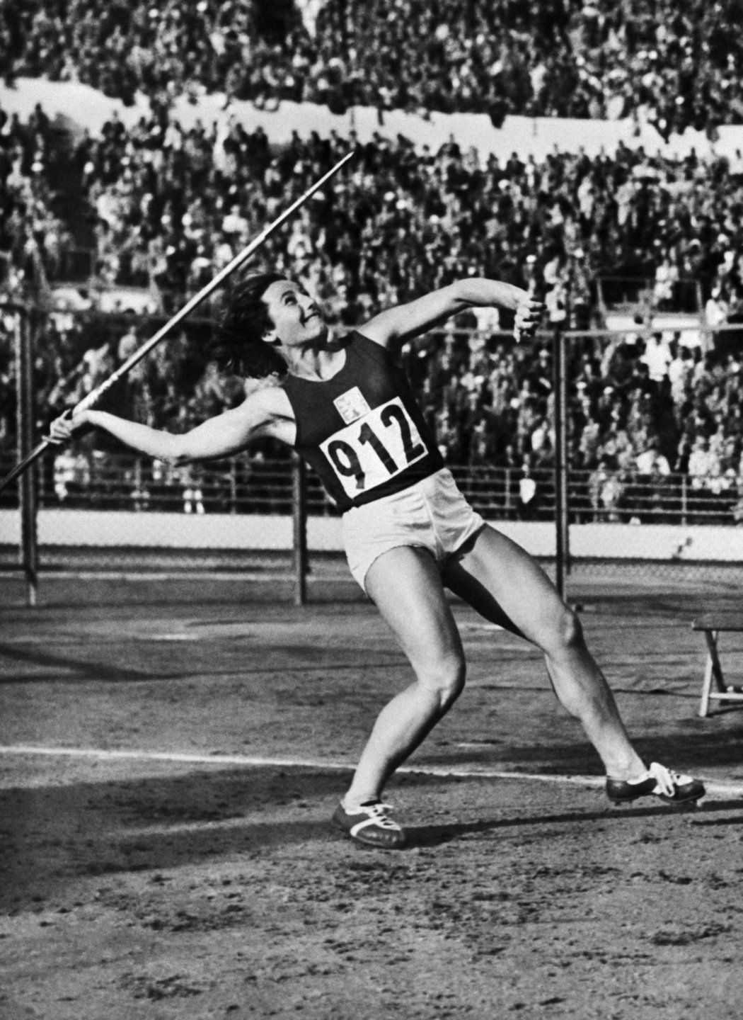 Dana Zátopková vyhrála zlatou olympijskou medaili v Helsinkách 1952