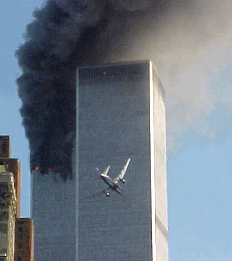 Do &#34;Dvojčat&#34; 11. září narazila dvě letadla.