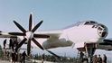 Upravený čtyřmotorový turbovrtulový bombardér Tupolev Tu-95V, který bombu shodil