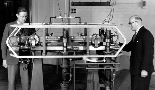 ouis Essen a J. V. L. Parry u prvních cesiových atomových hodin, 1955.