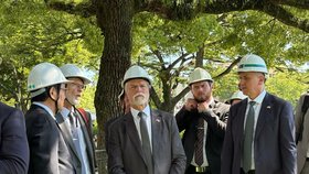 Prezident Petr Pavel na návštěvě Atómového dómu v Hirošimě spolu se starostou japonského města Kazumim Matsuim.