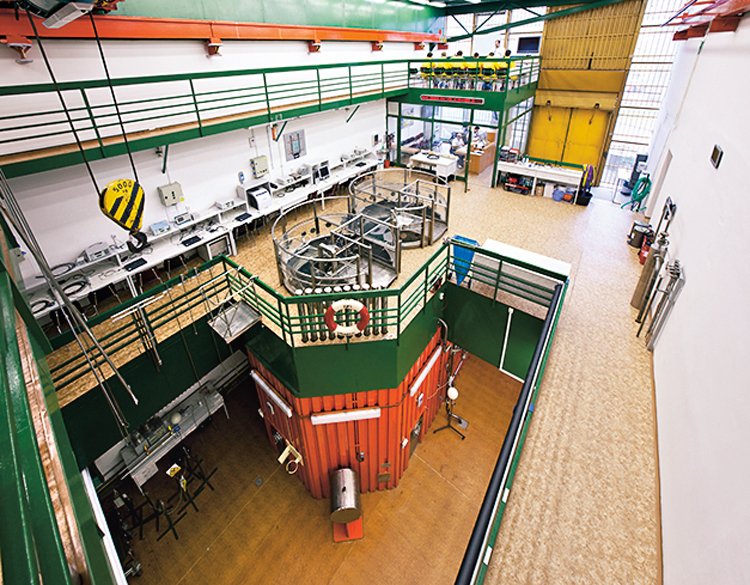 V přízemí reaktoru Vrabec je výrobna superčisté vody a boxy pro zkoumání ozářených vzorků