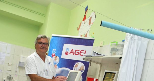 Pacientka při terapii, Primář Lasota ovládá speciální přístroj na čištění krve