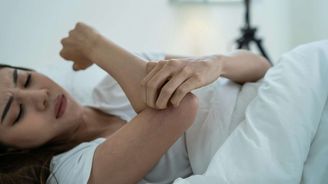 Neviditelná zátěž atopického ekzému: Proč netrpí jen kůže, ale i psychika Neviditelná zátěž atopického ekzému: Proč netrpí jen kůže, ale i psychika