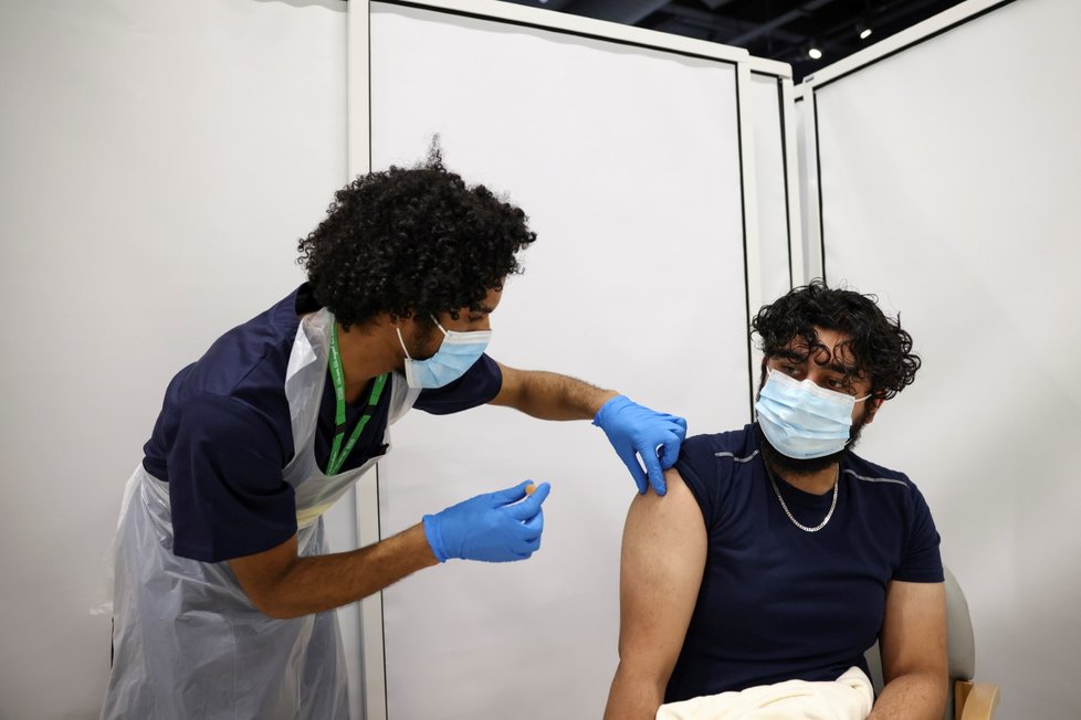 Očkování proti covid-19 vakcínou společnosti AstraZeneca v Londýně (18. 2. 2021) Očkování proti covid-19 vakcínou společnosti AstraZeneca v Londýně (18. 2. 2021)