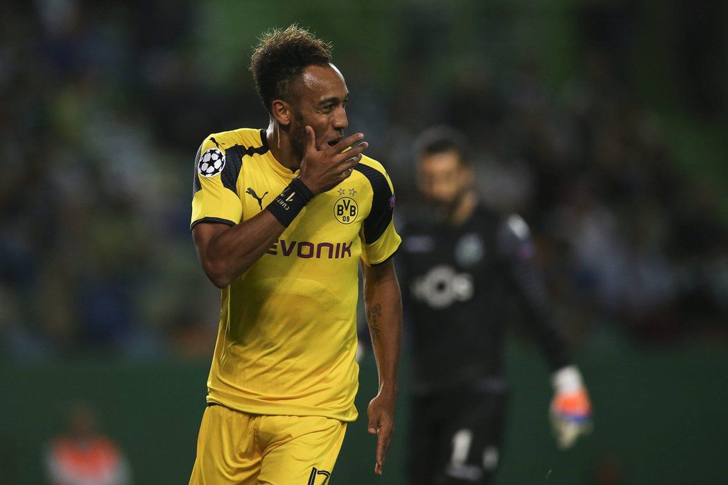 Útočník Borussie Dortmund Pierre-Emerick Aubameyang slaví gól do sítě Sportingu