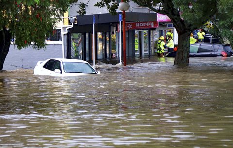 Povodně, výpadky proudu a uvěznění lidé. Na Novém Zélandu řádila bouře