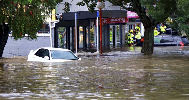 Povodně, výpadky proudu a uvěznění lidé. Na Novém Zélandu řádila bouře