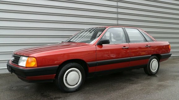 Na prodej je téměř nejeté Audi 100 z roku 1983. Jde o úžasný stroj času