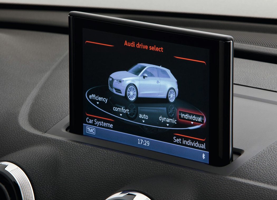 Výsuvný displej není dotykový, v menu se ještě pohybujete tradičním ovladačem systému MMI. Kvalitní harddisková navigace s třírozměrnými mapami stála přes sedmdesát tisíc, k zrcadlení navigace z telefonu však u faceliftových modelů postačil i paket Audi Smartphone interface.