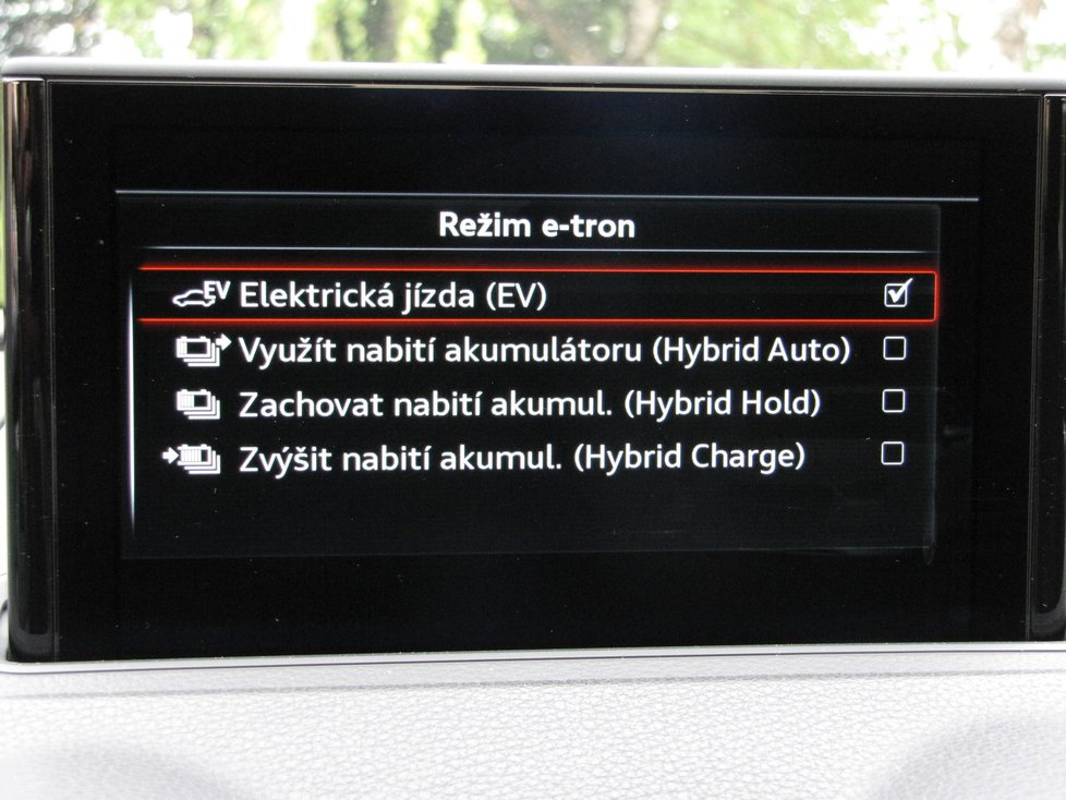 Audi A3 e-tron může fungovat ve čtyřech režimech: čistě elektrickém a třech hybridních módech.