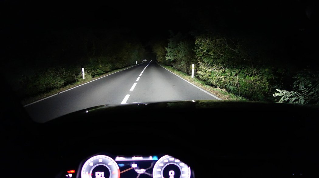 Standardní statické LED disponují jen běžným automatickým přepínáním tlumeného a dálkového světla, nicméně svítí hezky ostře. Efektivní dynamické směrovky mají až Marix LED.