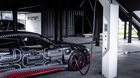 Audi poodhaluje nový e-tron GT. Poslechněte si jeho umělý zvuk