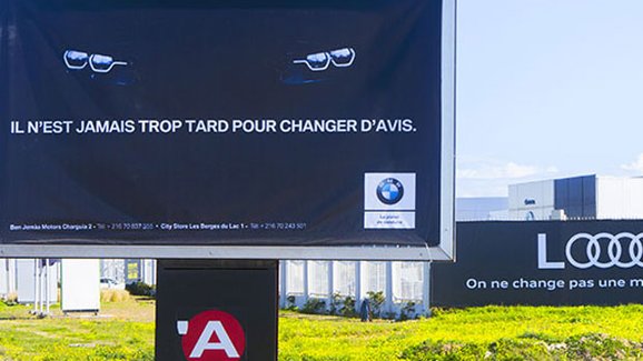 Billboardové pošťuchování BMW a Audi má pokračování! A opět baví svět