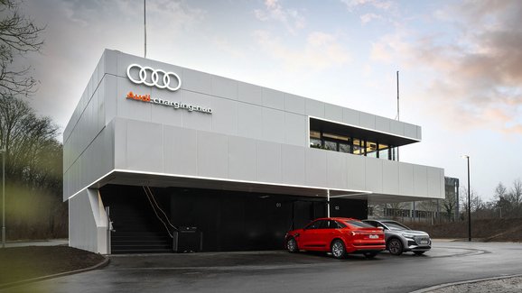 Audi otevírá luxusní nabíječku elektromobilů. Nedaleko od našich hranic