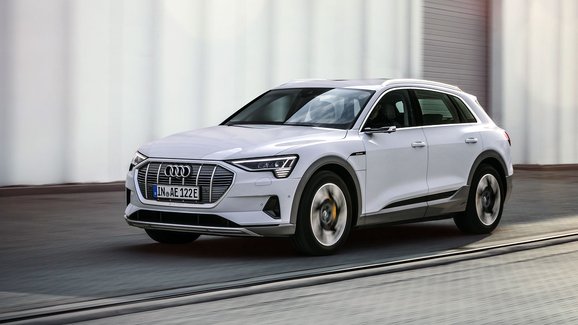 Audi e-tron rozšiřuje nabídku. Základní verze elektrického SUV má slabší výkon a horší dojezd