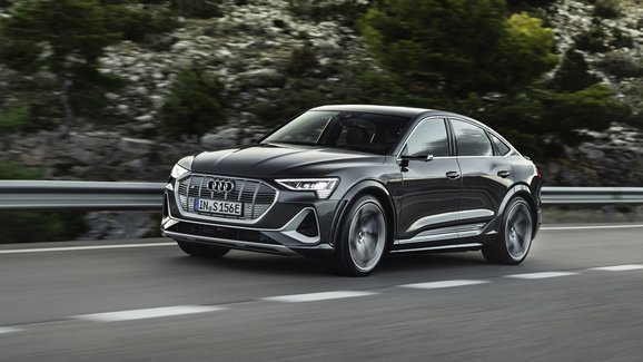 Audi e-tron S shazuje kamufláž: Sportovní elektrické SUV má tři elektromotory o výkonu 370 kW