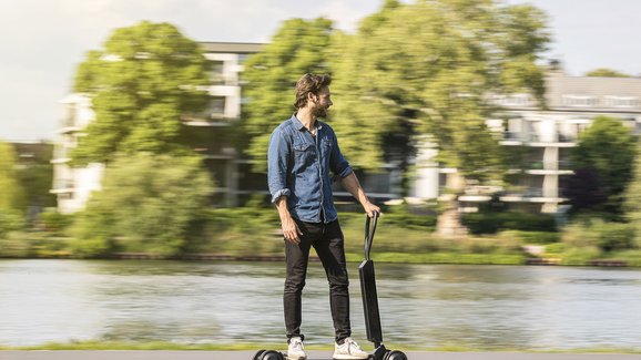 Audi E-Tron Scooter: Místo koloběžky představila Audi skateboard s madlem