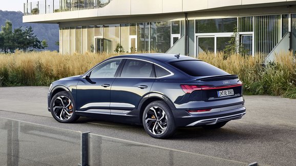 Audi e-tron Sportback oficiálně: Stylovější elektromobil má zkosenou záď a unikátní světla