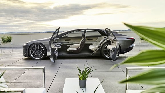 Audi grandsphere je luxusní limuzína budoucnosti. Rozpozná vás podle chůze &nbsp;