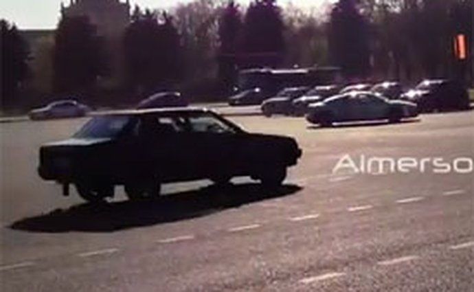 Mezitím v Rusku: Audi R8 vs. Lada Samara (video)