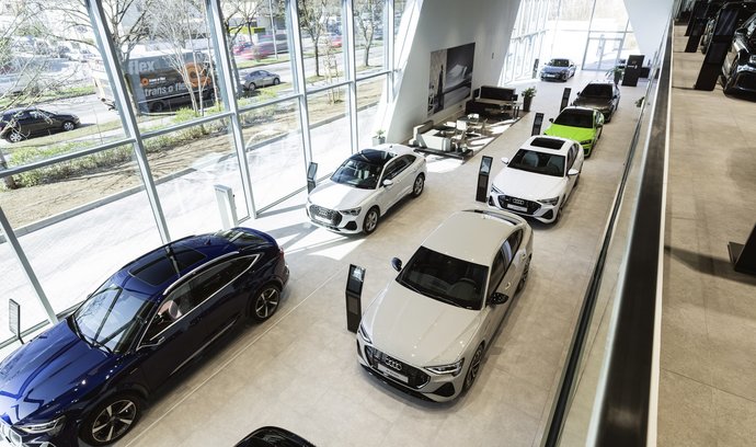 Spolkový úřad pro motorová vozidla uvedl, že v Německu se prodej aut v červnu propadl o 18,1 procenta na 224 558 vozů.  