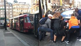 VIDEO: Hej rup! Audi v centru Prahy blokovalo tramvaje, cestující to „vzali do vlastních rukou“