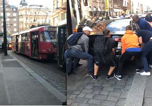 Audi zablokovalo tramvaje v centru Prahy.