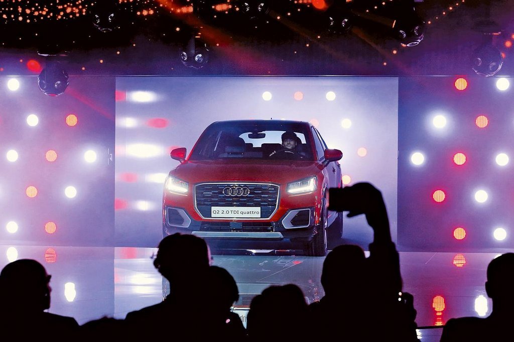 Audi Q2. Auto pro mladé, tak nazval novinku německé značky v Ženevě její šéf Rupert Stadler. „Bylo speciálně postavené pro ně,“ řekl. Proto je doslova nabité informačními, zábavními a asistenčními systémy. Hotspot WLAN umožňuje připojení přenosných koncových zařízení k internetu. Zákazník může také využívat internetové služby Audi connect prostřednictvím systému MMI touch. Malé SUV bude nabízeno s třemi benzinovými, třemi dieselovými motory o výkonu od 85 kW (116 k) do 140 kW (190 k). V Evropě se začne prodávat na podzim.