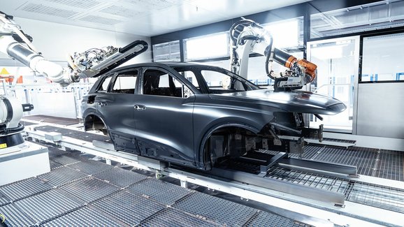 Nahlédněte do výroby Audi Q6 e-tron. V Ingolstadtu sestaví pro SUV až 1000 baterií denně