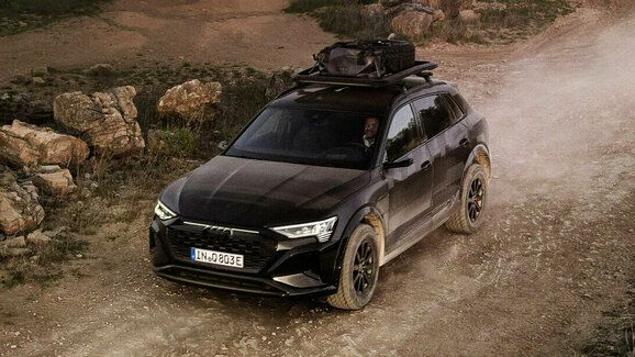 Audi Q8 e-tron má novou terénní edici. Na oslavu Rallye Dakar