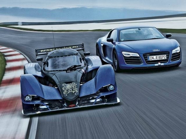 Audi R8 vs. Praga R1