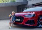 Audi po kritice stáhlo reklamní obrázek. Důvodem je holčička s banánem
