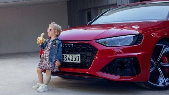 Audi po kritice stáhlo reklamní obrázek. Důvodem je holčička s banánem
