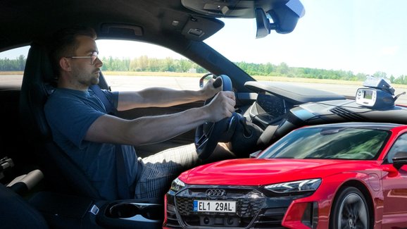 Video s Audi RS e-tron GT na letišti: Opravdu je tak šíleně rychlé, jak tvrdí tabulky?