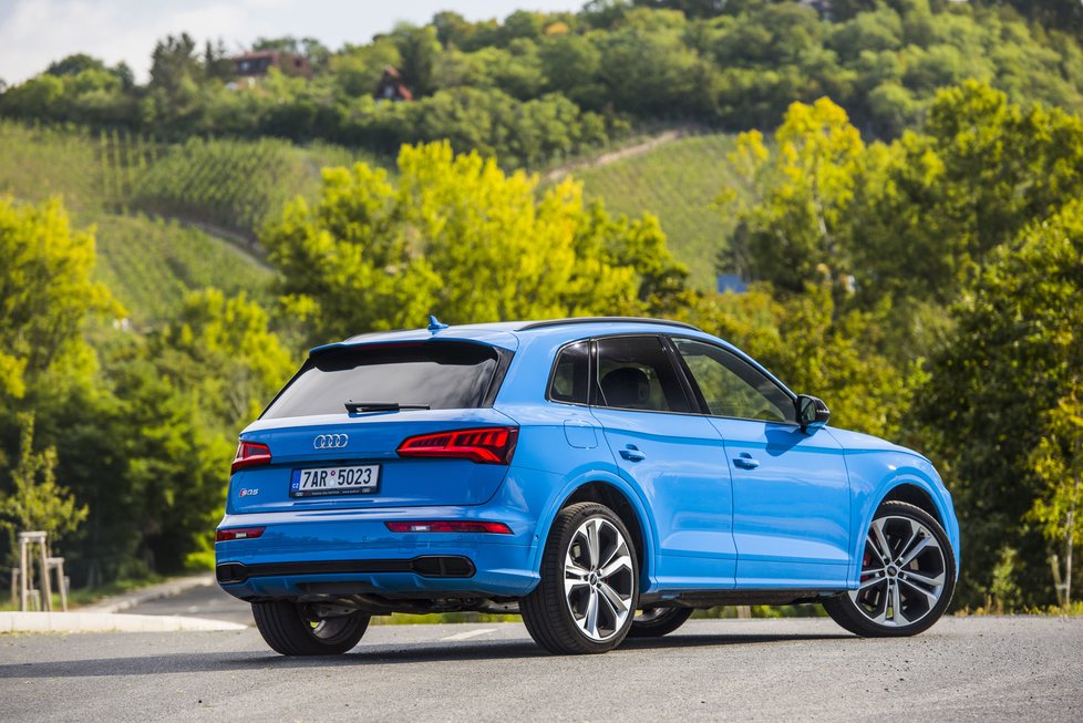 Audi SQ5 55 TDI: Modrá turbo