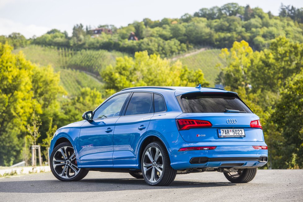 Audi SQ5 55 TDI: Modrá turbo