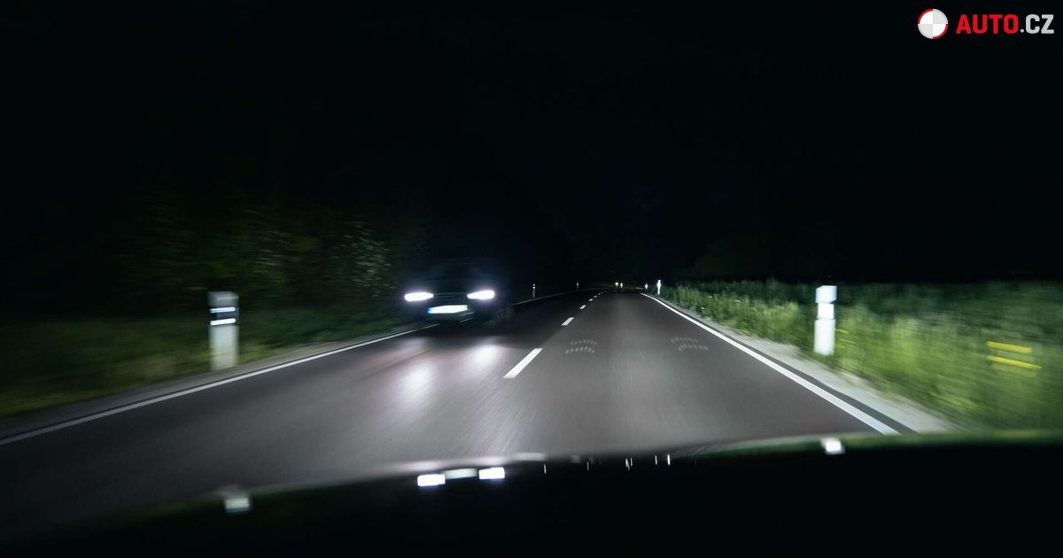 Problikáváte ostatní řidiče dálkovými světly? Může se to rychle prodražit