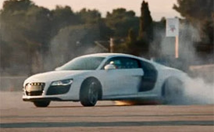 Audi slaví půl milionu fanoušků na Facebooku driftovacím videem
