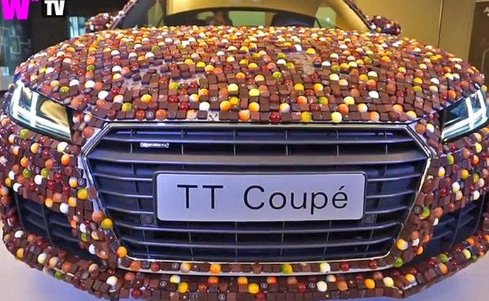 Video: Audi TT Coupé pokrývá 27.000 čokoládových bonbonů