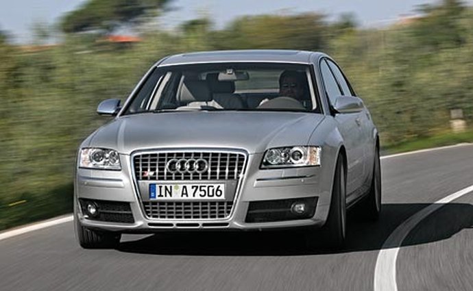 Audi S8: oficiální video sportovně-luxusního sedanu