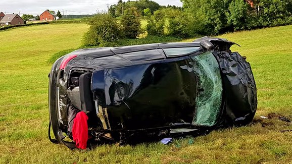 Jak tohle mohl někdo přežit? Drsná havárie Audi RS3 v rychlosti 200 km/h