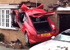 Video: Audi TT během nehody vletělo do domu