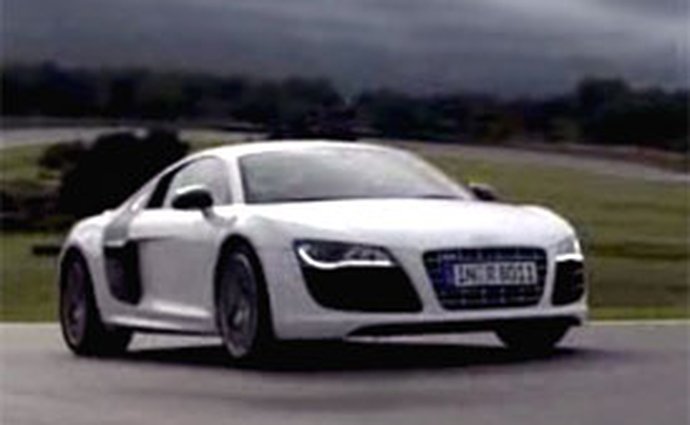 Video: Audi R8 5,2 FSI quattro – S desetiválcem před zadními koly