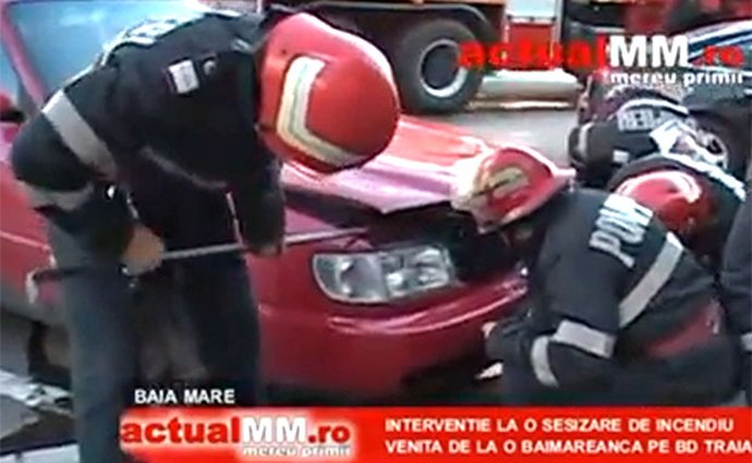 Video: Rumunští hasiči kvůli kouři zničí auto, zbytečně