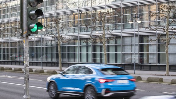 Audi si v Německu povídají se semafory, řidiči se svezou na zelené vlně