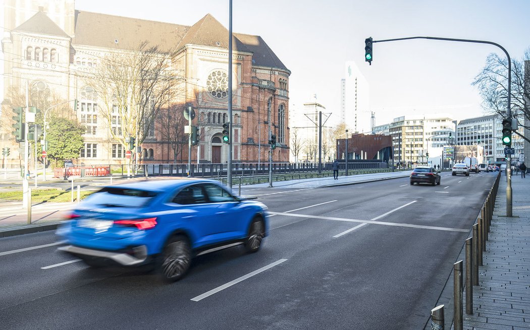 Audi si v Německu popovídají s dalšími semafory, řidiči se tak svezou na zelené vlně