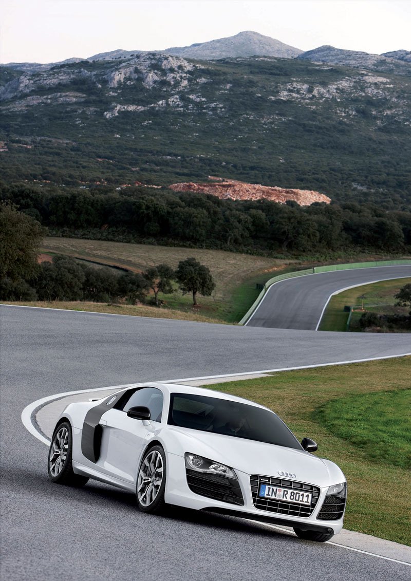 R8 V10